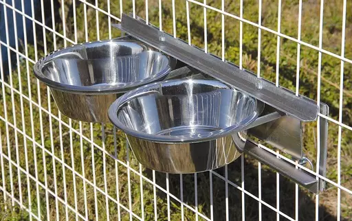 Jämpti Kääntyvä kuppiteline verkkotarhaan, 2 x 2,8 l - Kupit ja juoma-astiat tarhaan - 50073 - 1