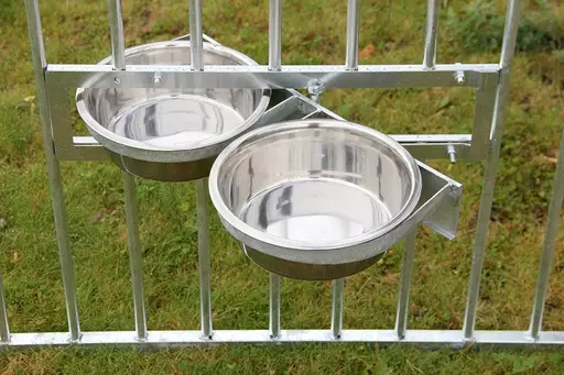 Jämpti Kääntyvä kuppiteline kalteritarhaan, 2 x 2,8 l - Kupit ja juoma-astiat tarhaan - 50027 - 1